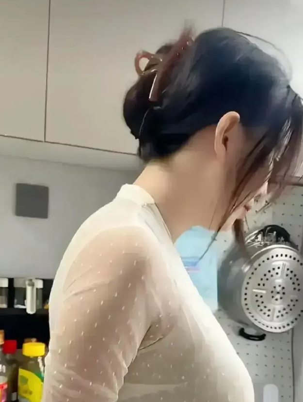 我是一个男人，老婆的姐姐住我家，我真的难受死了！
    老婆的姐姐今年35岁，