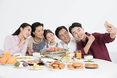 美好的过去和现在！
     前三十年，把地主的土地、资本家的工厂，收归国有，实