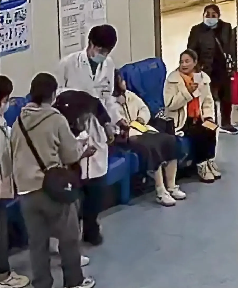 医院门诊大厅里，一名门诊医生快步走到一位女子面前，一把夺过了女子手里的检查单……