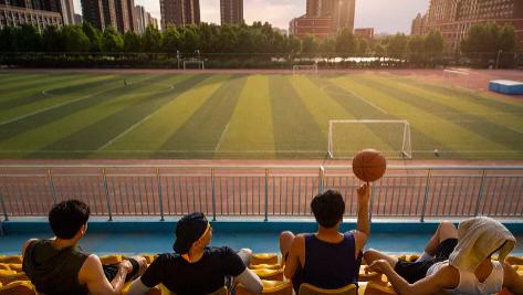 为了安慰失恋的我，室友从网上给我找了一个虚拟男友，只是……怎么越来越觉得这人像我的校草死对头……