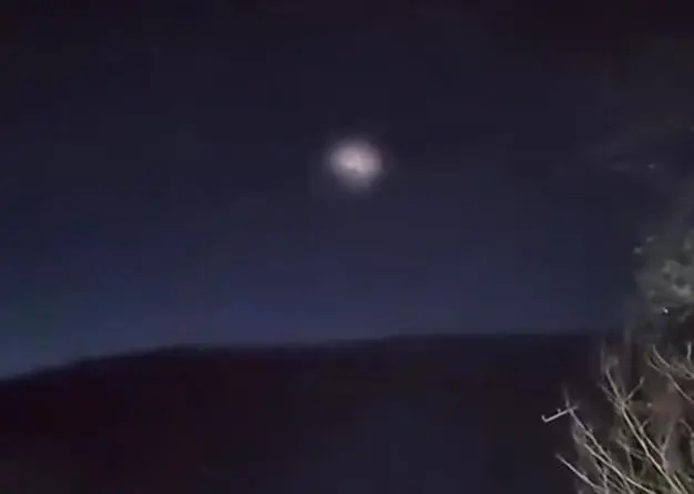 北京、河北等地多位网友发布视频，拍摄到天空中有疑似不明飞行物体。网友称像“一朵移