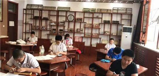 延时服务为了谁？究竟要累死谁？
昨天晚上7点多下楼丢垃圾，偶遇一位老师朋友，刚下