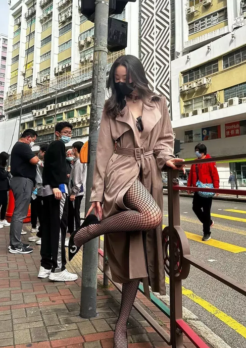 大早上这么穿，真敢呀​​​，小伙子眼都看值