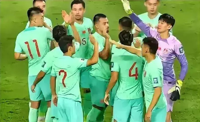 随着国足0:3韩国，不出意外，2026世界杯亚洲区8.5个名额分布如下

1、日