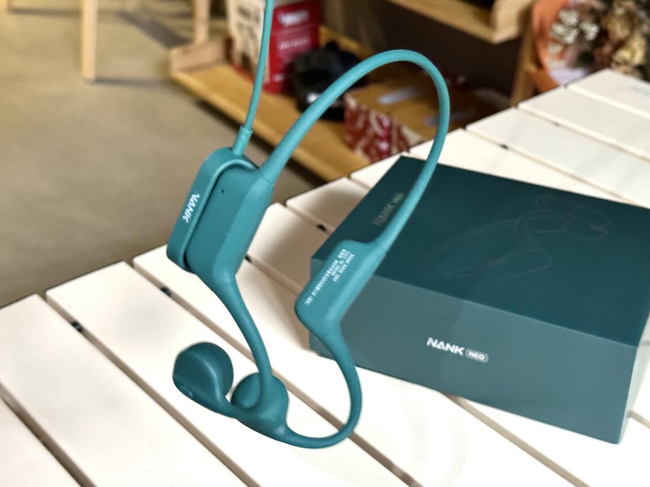 到底是跑步有线耳机好还是无线耳机好，其实无线耳机更适合运动。