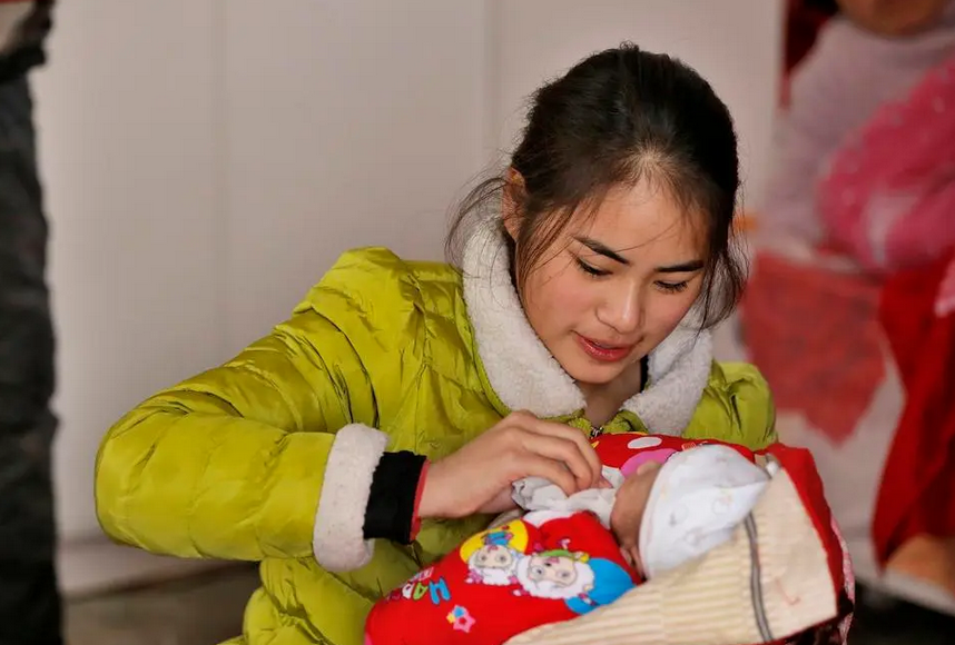 男子多年前养小女友, 将继子女养大成人后被抛弃, 如今诉苦无门