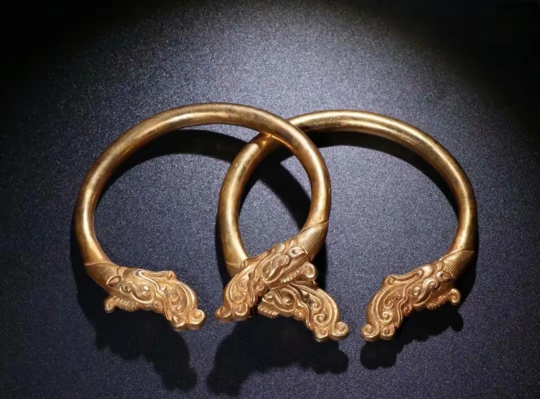 男子捡到手镯卖了二十万，两个月后，发现手镯在妻子的车上