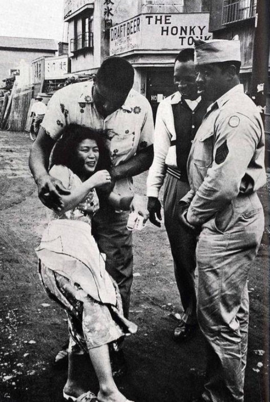 1945年，美国黑人士兵肆无忌惮欺负日本女性，为了维护民族纯洁性，日本政府主动设