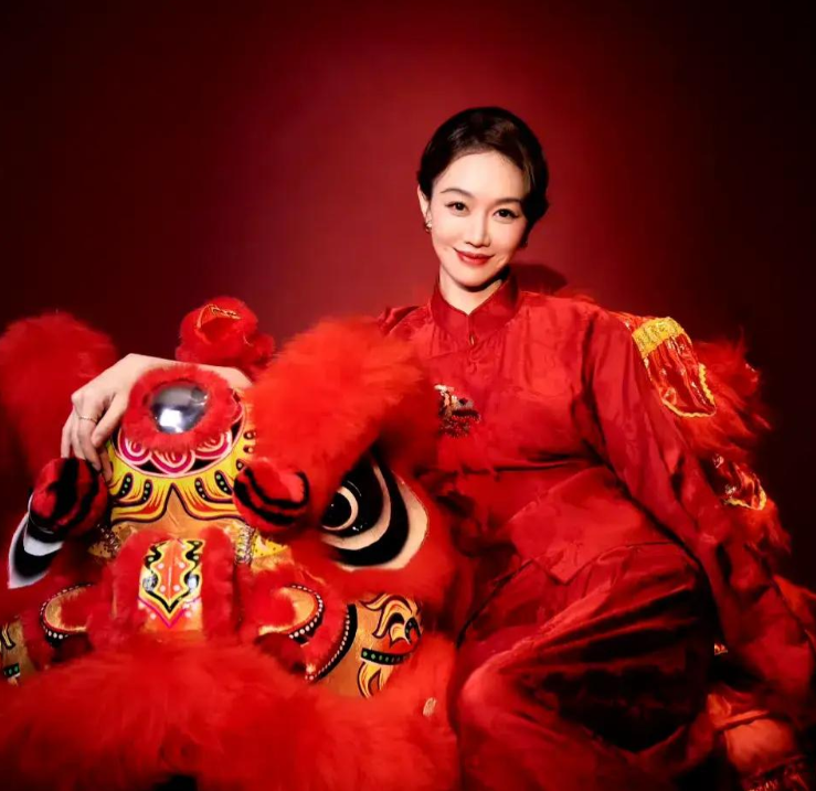 她不仅拥有令人称羡的纤细身姿，更是在如此瘦削的体型下保持了异常丰满的上围曲线，让