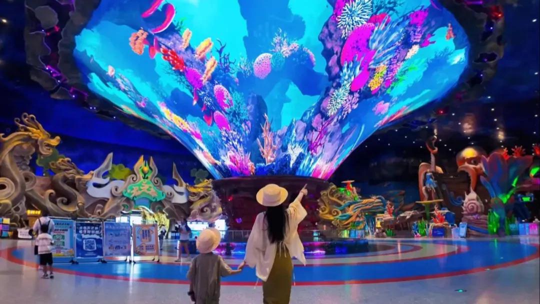 足不出户全景游世界 嘿，朋友请看led大屏幕!