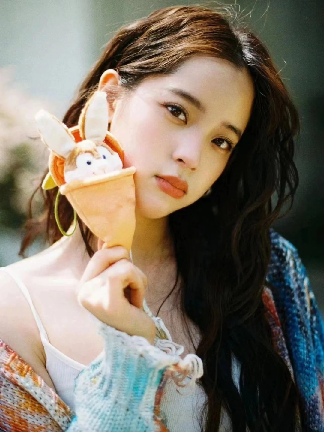 欧阳娜娜穿扎染开衫，休闲不失女人味