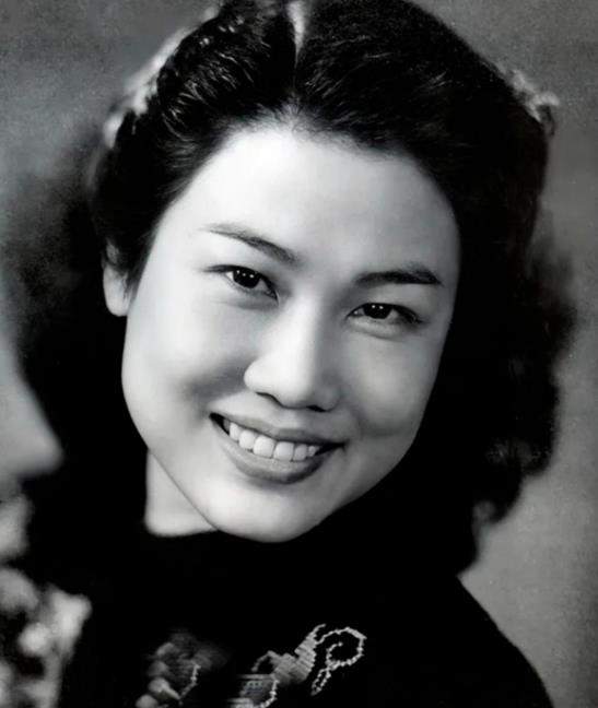张瑞芳是中国影坛泰斗，塑造众多经典角色。她一生历经三段婚姻，前两段留有遗憾，直到