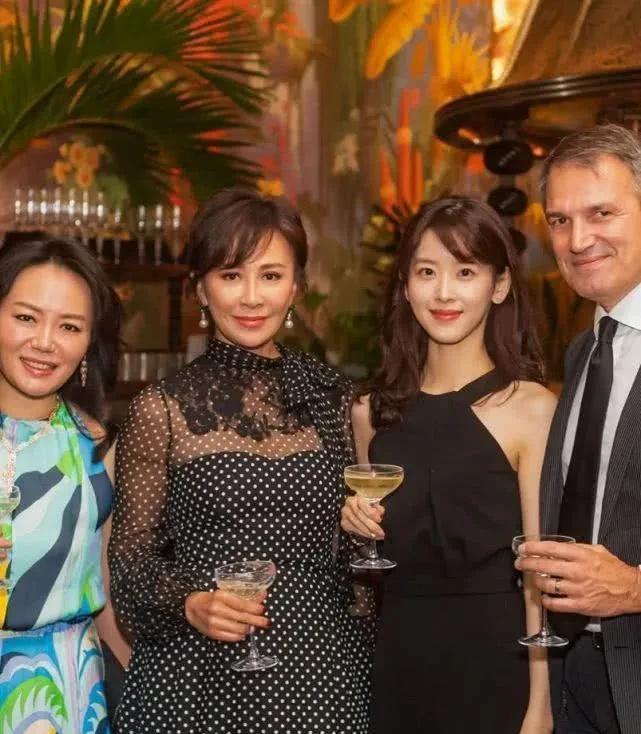 当初章泽天婚姻选择引热议，清华气质完胜女星