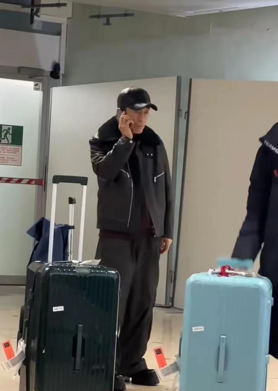 网友在瑞士机场偶遇张艺谋，身边还有他的儿子，大家猜测可能父子看来是到瑞士过春节吧