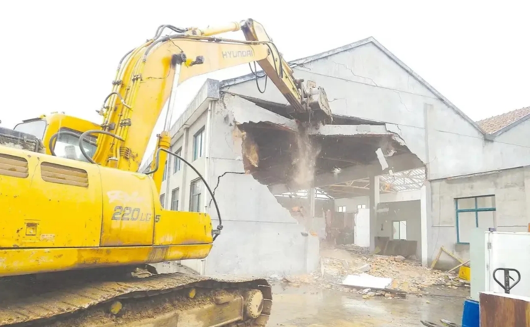 云南普洱，一男子出门办事回家后发现房子被拆了，罗某讨要说法时，镇政府表示罗某房子