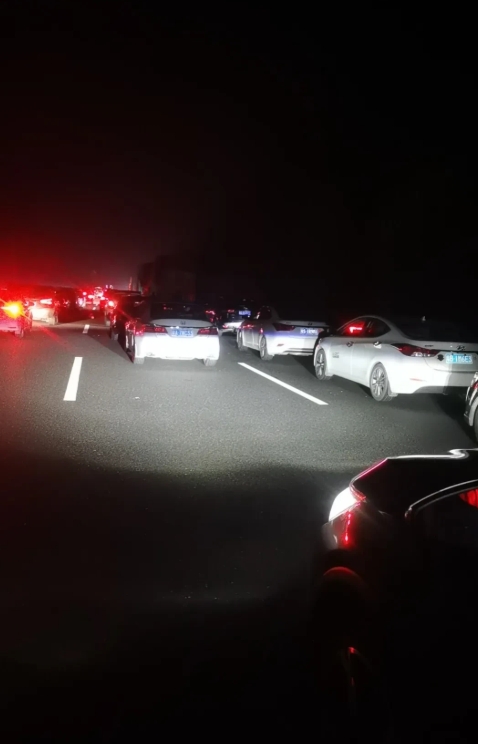 离了个大谱！！！堵车如果只是慢慢挪动还挺开心，许广高速直接停车熄火了！堵车接近一