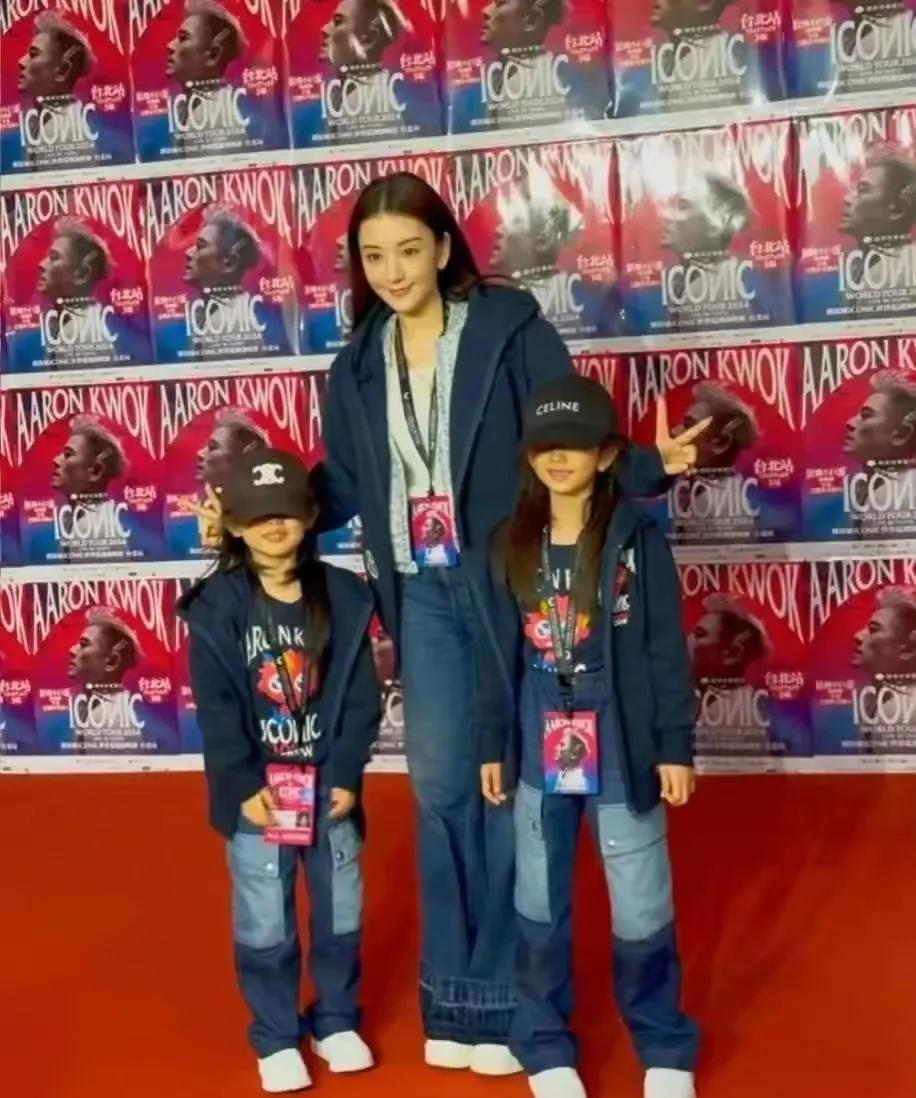方媛带着两个女儿一起参加郭富城的演唱会，两个女儿长得好漂亮，和爸爸感情也特别好，