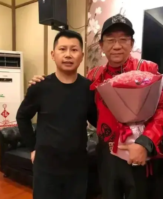 不要双标，不要喷，只说理由，
郭德纲说杨志刚不认他，他可以拜侯耀文，那么为什么何