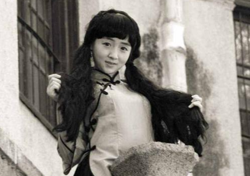 1947年，张福运对妻子李国秦坦白：“女儿怀孕了，孩子是我的！”。李国秦脸色一变