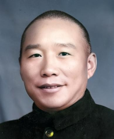 天呐！战场上抓了个老伙夫，看着可怜巴巴的，解放军心善给了银元让他回家。谁能想到，