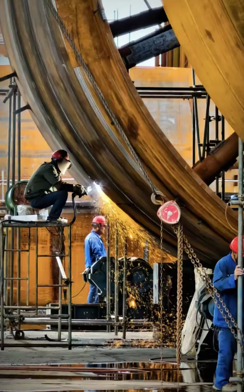 大家发现没有，国企一线工人许多都难以撑到退休那天就全身是病

​第一：国企稳定，