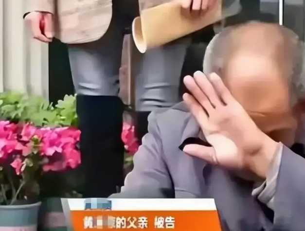 让人心寒！四川南充，一76岁老汉含辛茹苦将养女养大，岂料，养女进城后竟抛弃老汉长