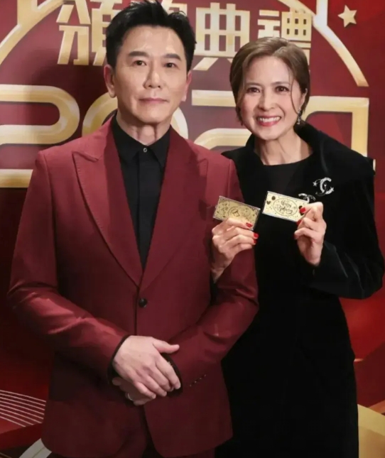 温兆伦、邵美琪在1月19日再同台，昔日的银幕情侣都已今非昔比，两人合作了多部经典