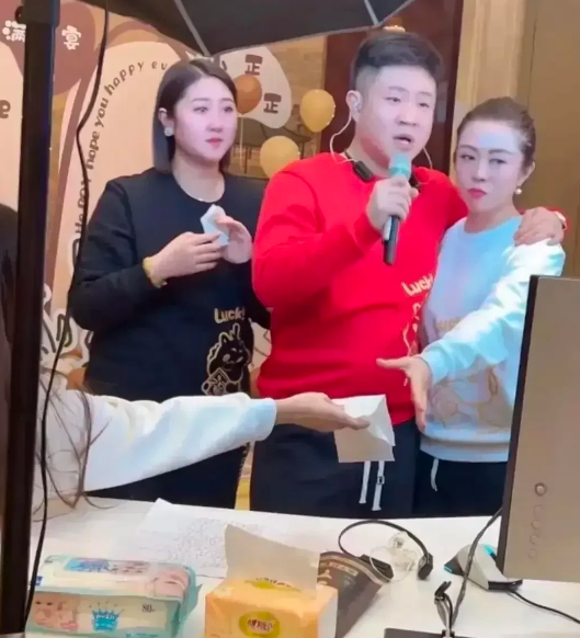 著名二人转演员温美铃在直播间吐槽云南西双版纳就不是人能呆的地方，这里离缅北太近了