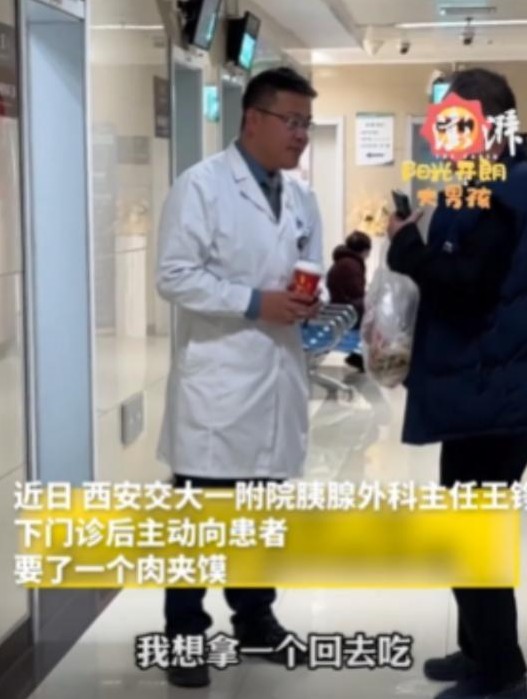这个感人的故事让我们看到了一位医者对病人的真挚关怀和对工作的高度敬业。故事的核心