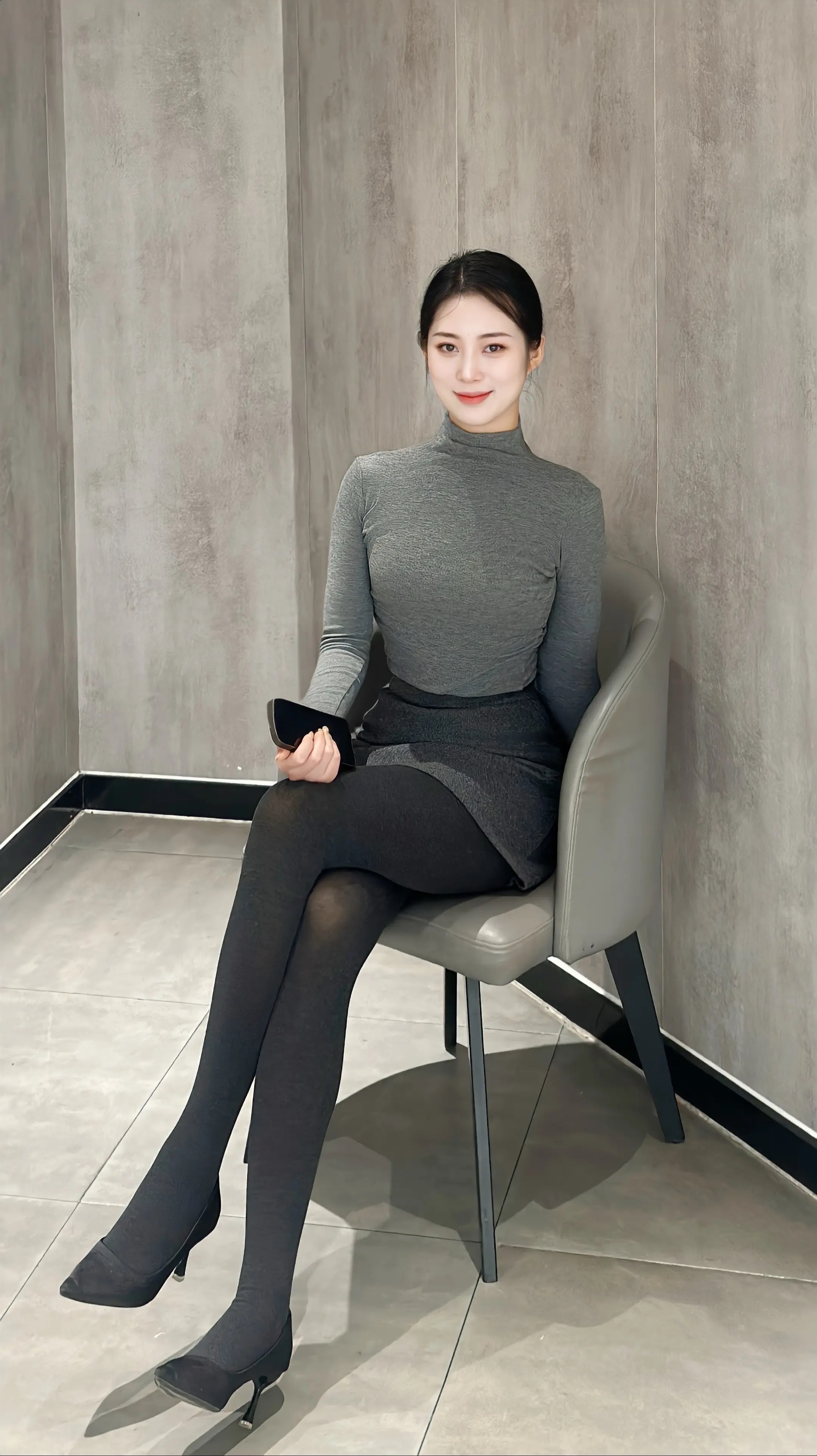身着简约装扮，尽显优雅气质
静坐于椅，黑丝高跟尽显女性魅力
一抹浅笑，尽显温柔婉