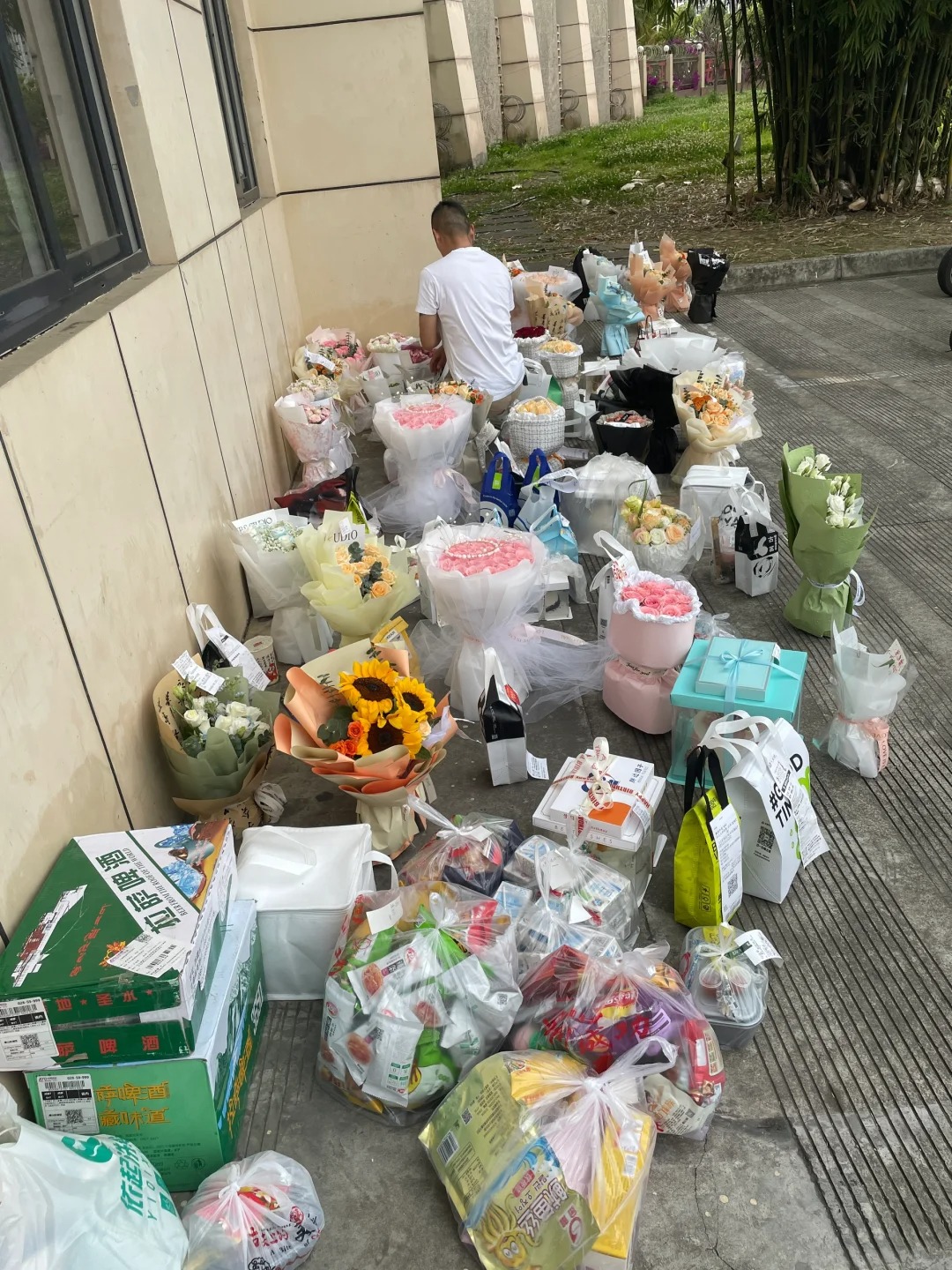 谁家男朋友送的花最好看
我们学校门口变花市了哈哈哈哈