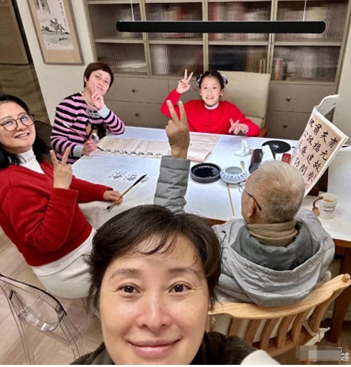 吴越家过年可太欢乐了，居然惊现 “比耶天团”！一家人围坐在一起，每个人都对着镜头