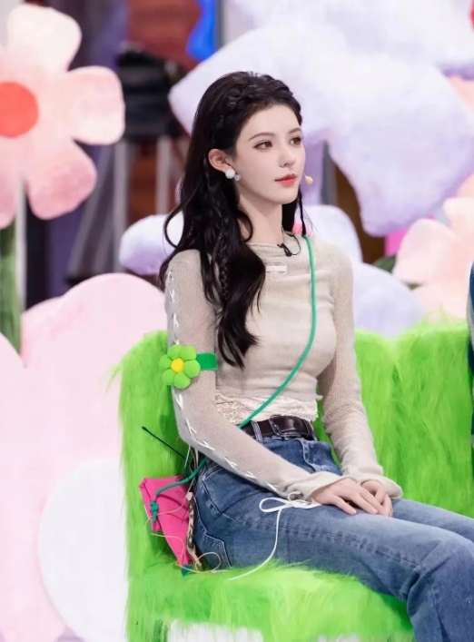 张予曦，这腰太惹眼了，比麻杆还细