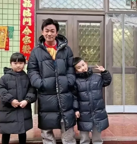 气质这东西真是与生俱来，虽然他现在很出名，很有钱，但也很低调，接地气。在老家和孩
