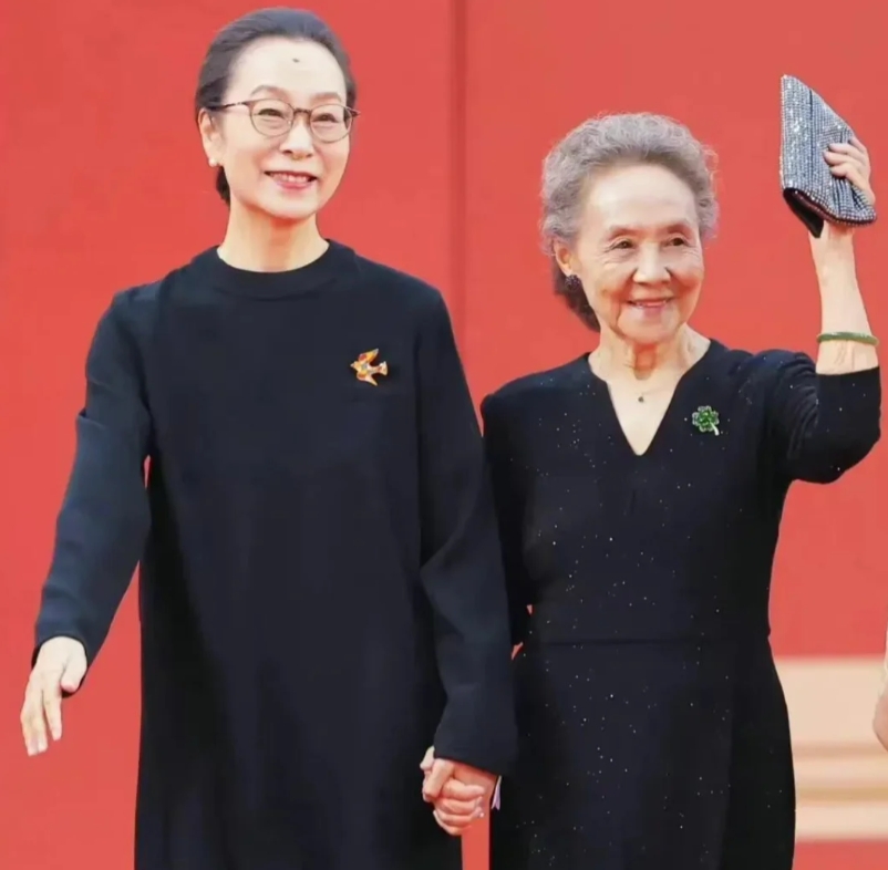 奚美娟老戏骨气质了得，优雅大气