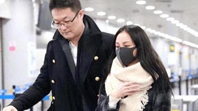 42岁姚笛回国首现身，带儿子出门游玩惊呆众人，网友：文章亏大了