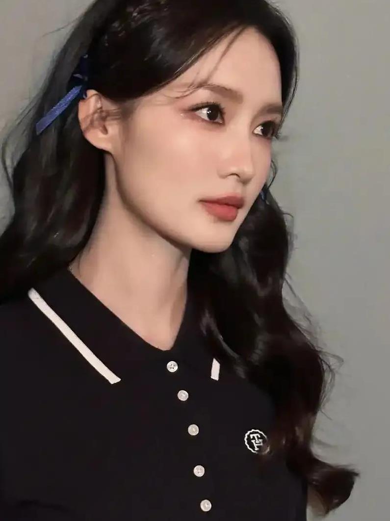 微博之夜刚结束，网上就有人断言李沁要“凉凉”了。
回想起当晚，李沁一亮相红毯，身