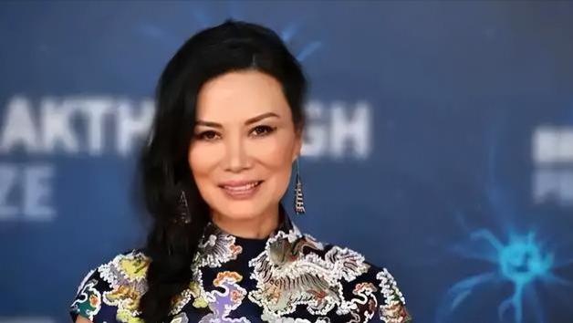 靠一张嘴，两度嫁富豪！玩转3个男人生两子，如今身家高达400亿！