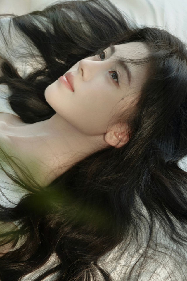 四千年美女生日当天，工作室晒出新照。
