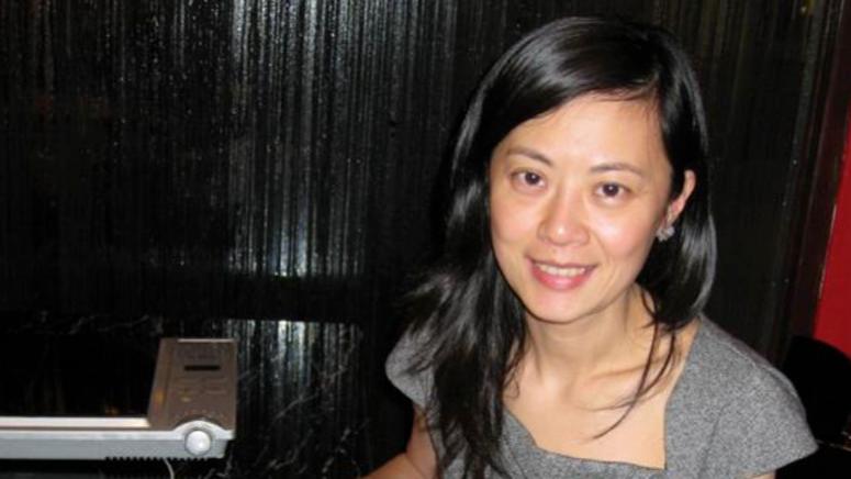 他是央视败类，嫁英国富商，和丈夫AA制，49岁离婚再回中国！