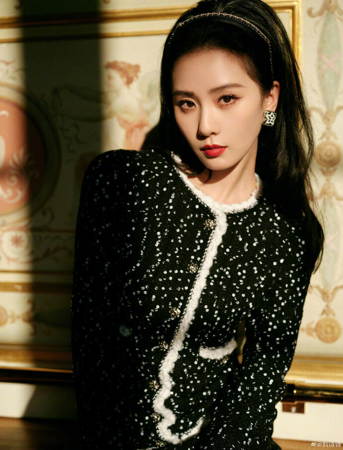 刘诗诗黑色小香风穿搭