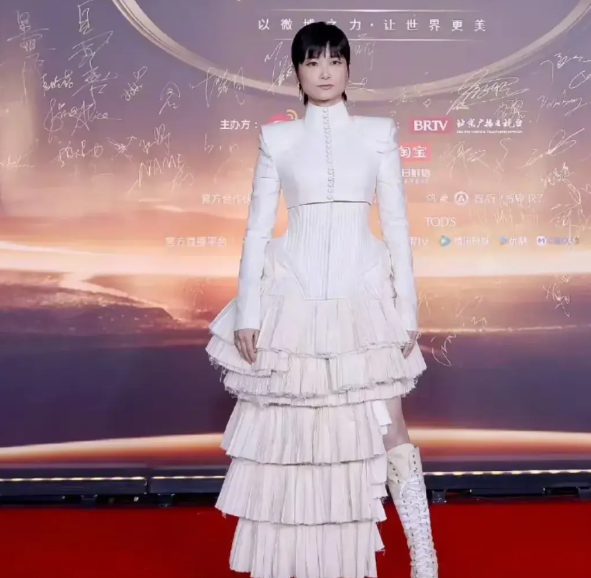 演艺界里我最佩服的一个明星就是李宇春，其他任何一个明星都没法和她相比。这么多年了