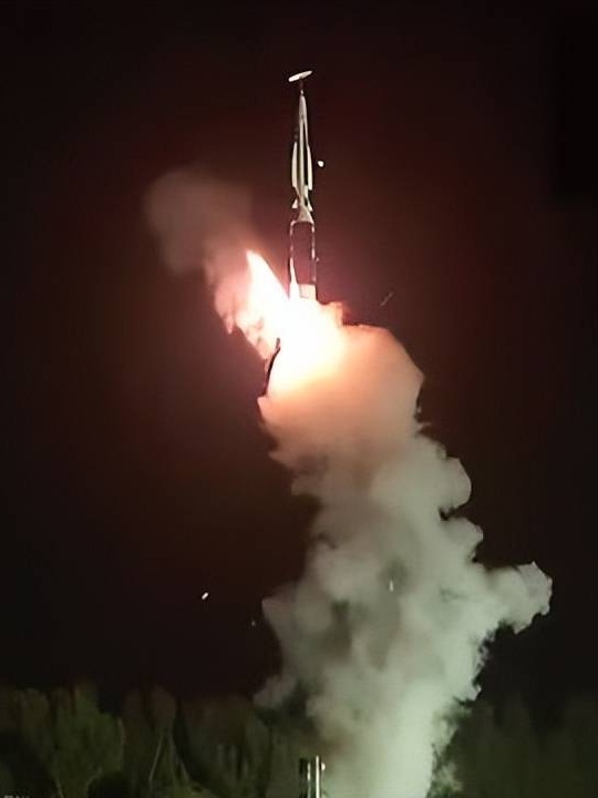印度发射超高音速导弹，但是却让我们感到困惑。

因为在导弹升空时，竟然戴着一顶帽