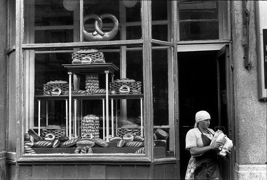 1955年，苏联莫斯科的面包房。Henri Cartier-Bresson 摄