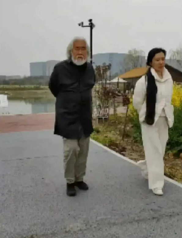 张纪中向所有男人证明只要有钱就可以老当益壮！