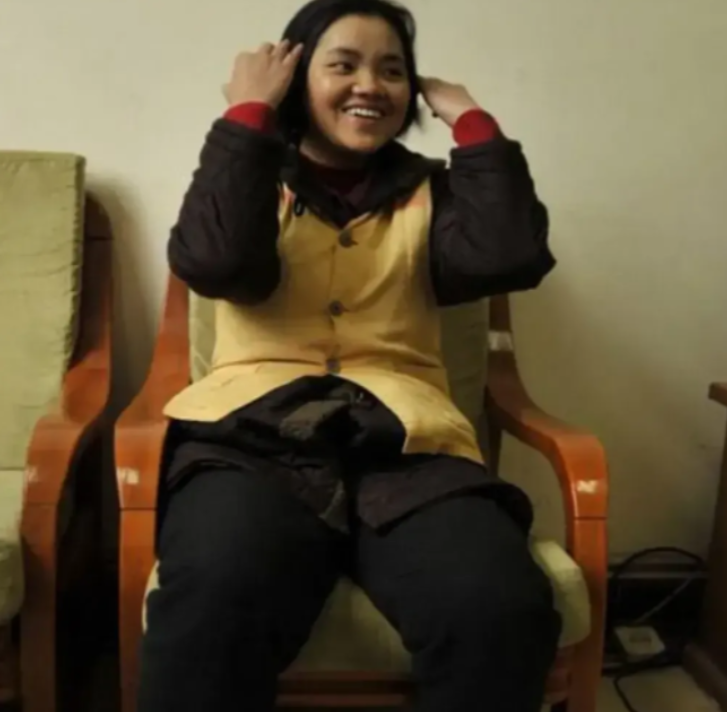 2011年，云南的“土皇后”杨菊芬被判处死刑，照片中，她戴着脚镣，穿着囚服，听到