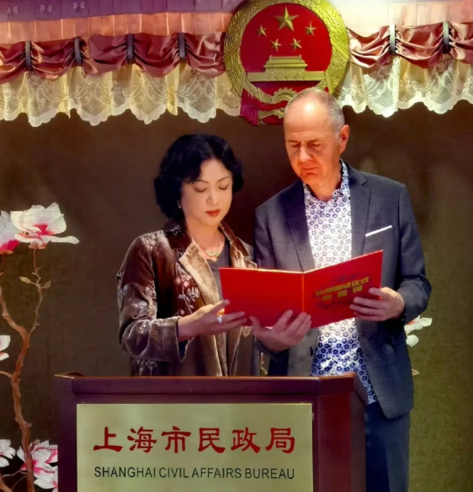 金星激动发文，宣布与汉斯复婚。

金星说：“2006年，为了孩子的落户，无奈与汉
