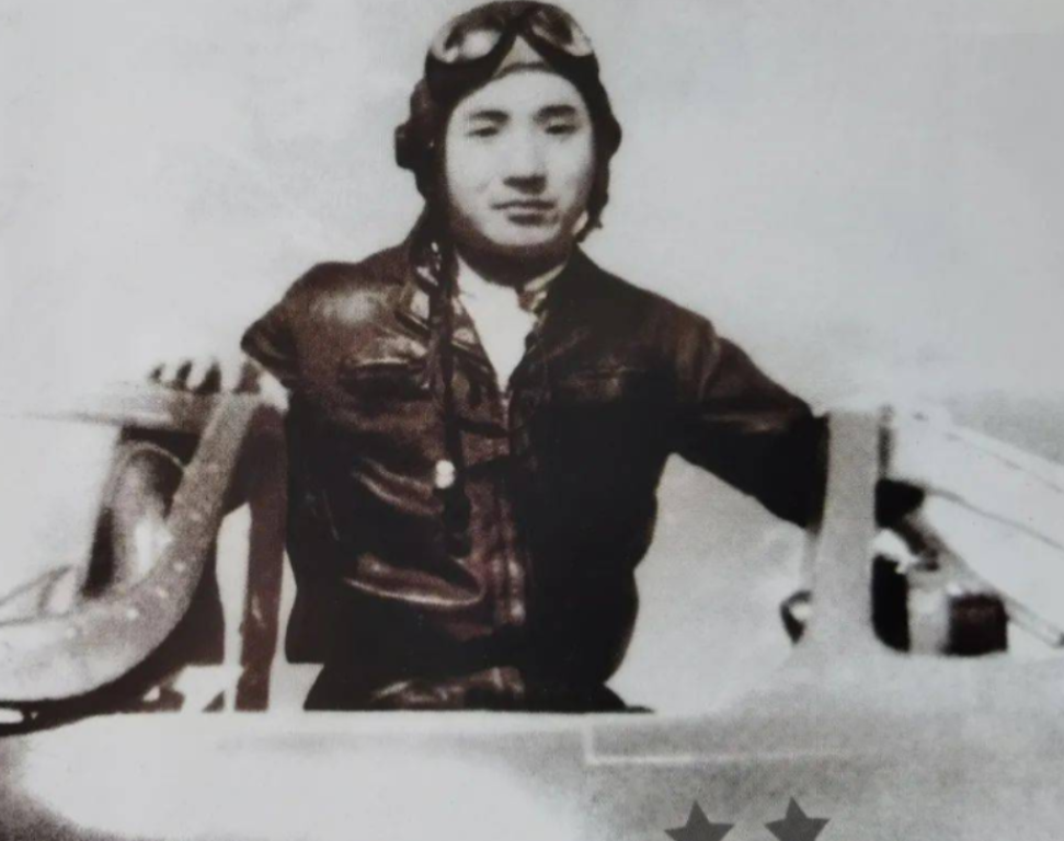 1952年9月17日，志愿军飞行员打下了一架敌机，自己也不得不跳伞逃生。结果在空