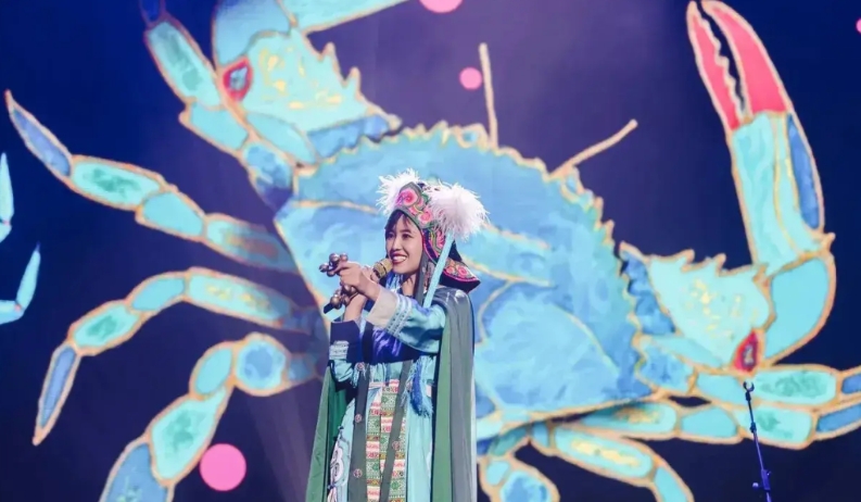 离开师傅刀郎后
云朵开始唱起了《螃蟹歌》
昆山演唱会上也唱了此歌
刚才去听了一下