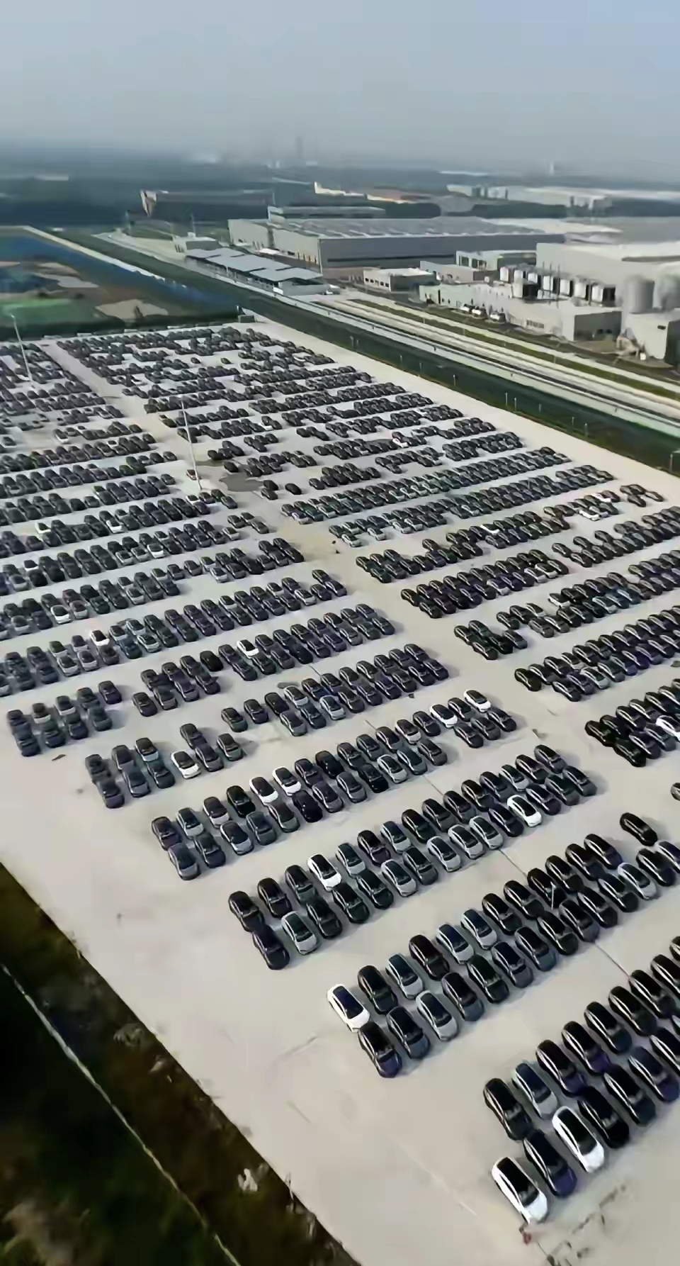 奇瑞吸取智界S7的教训，吃一堑长一智，现在工厂停满智界R7，说明了两个事实，第一
